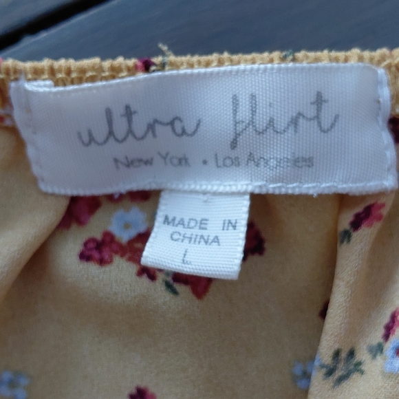 Ultra Flirt Floral Gold Colorful Ruched Feminine Ruffle Vacation. Size Large - Picture 3 of 6